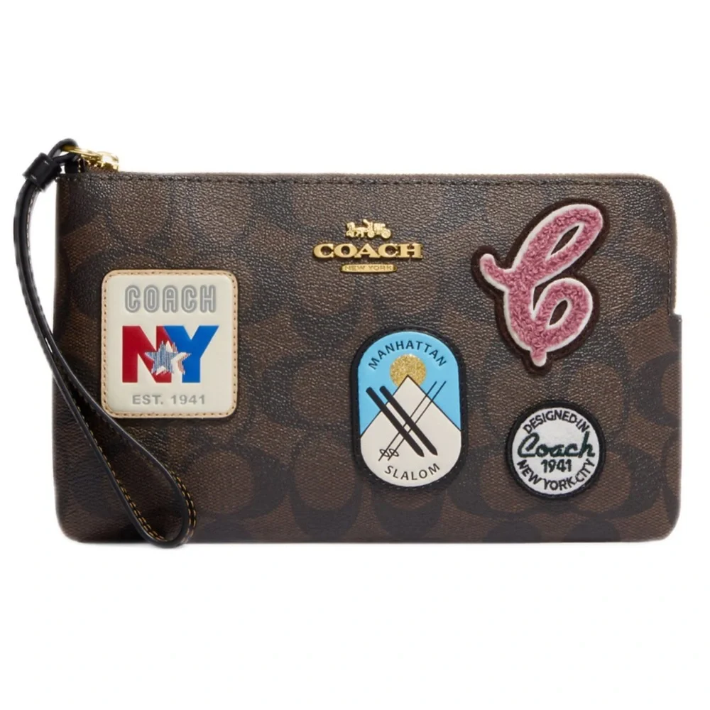 🆕 Large Corner Zip Wristlet In Signature Canvas With Ski Patches